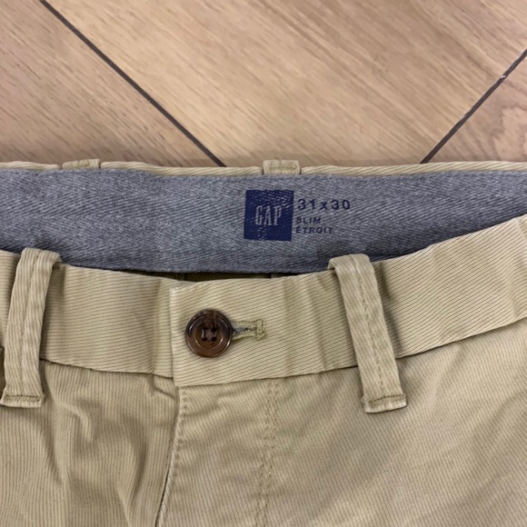 Men Gap Slim Fit light khakis - Picture 3 of 3